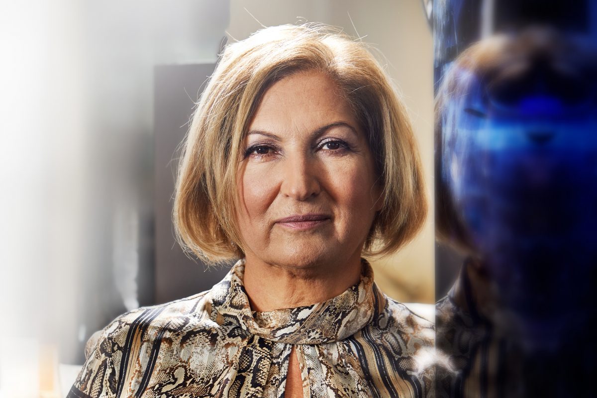 Moa Gürbüzer, grundare och VD för Oddbird, håller en flaska alkohol-fri vin i en vingård.