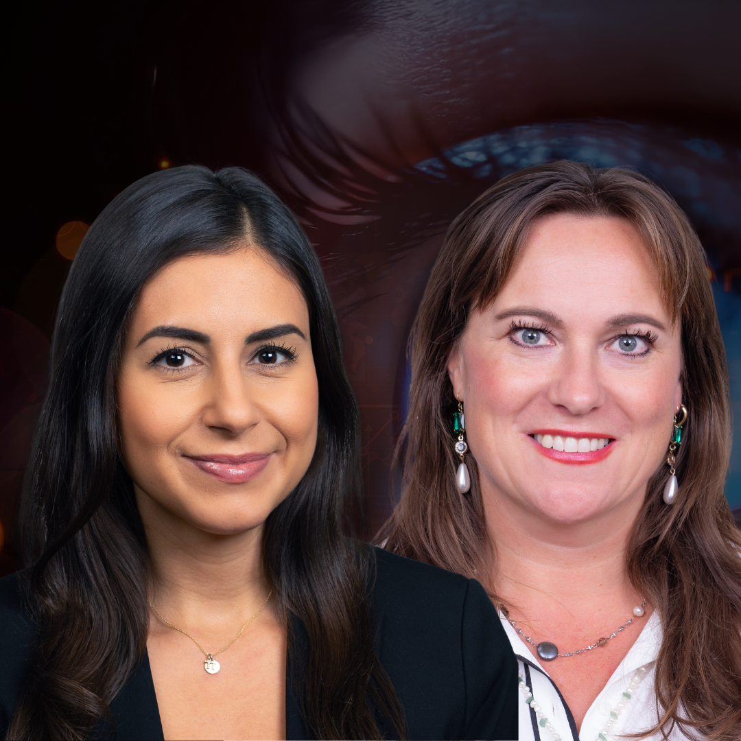 "Lisa och Martina sitter i en paneldiskussion och talar inför publik."
