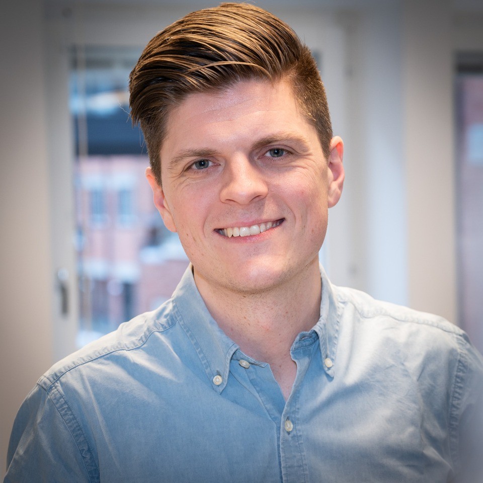 "Philip Reineby står på scen och talar inför publik."