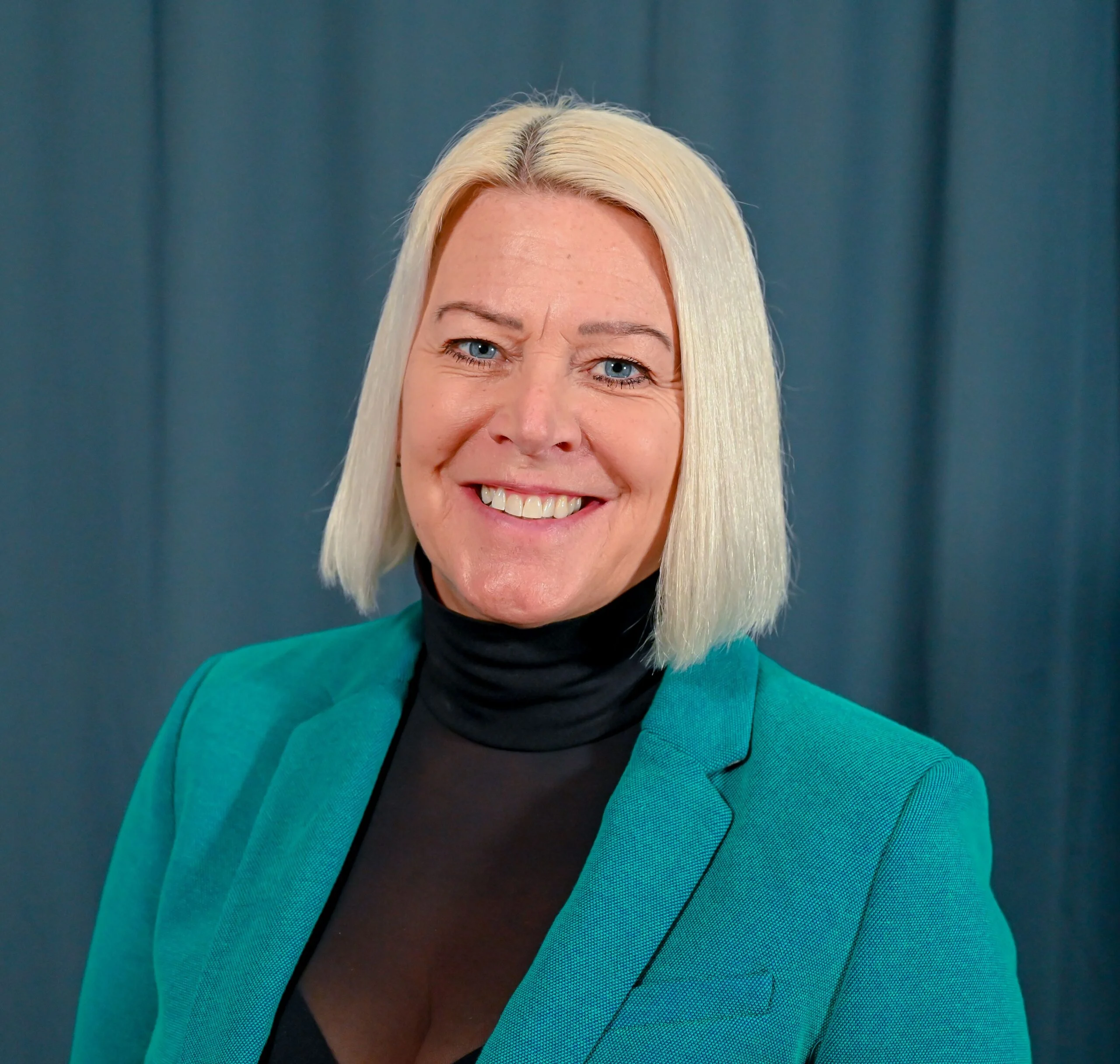 helene-groen-kavaj-scaled-1.webp